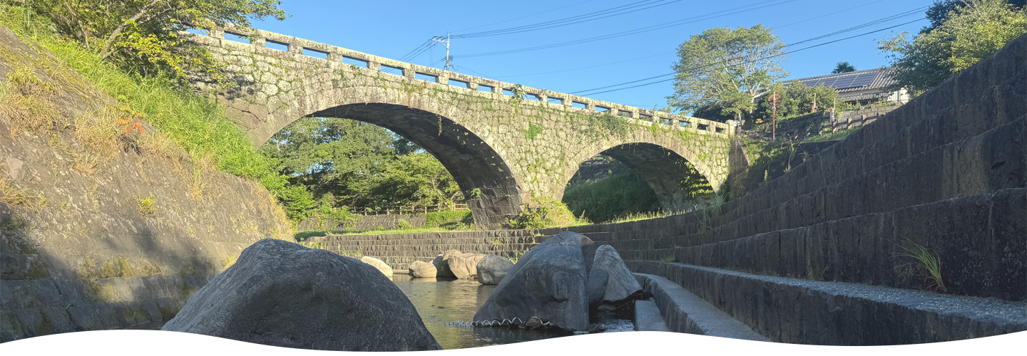 地域の石橋と川の風景