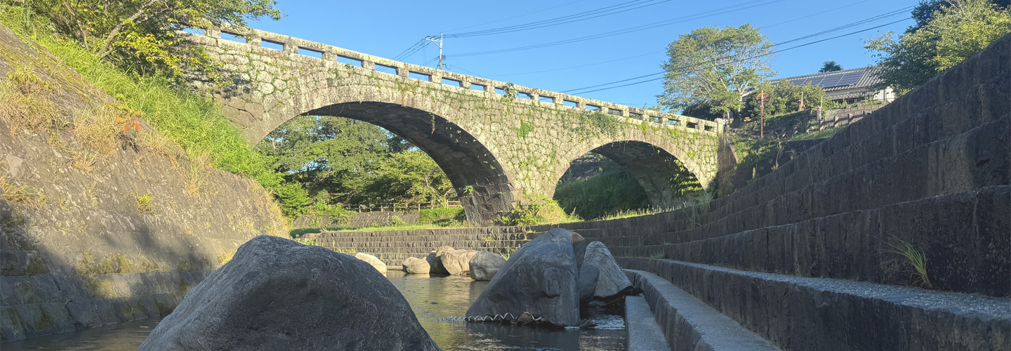 地域の石橋と川の風景